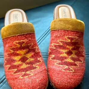 BORN Bandy Womens Clogs NWOT